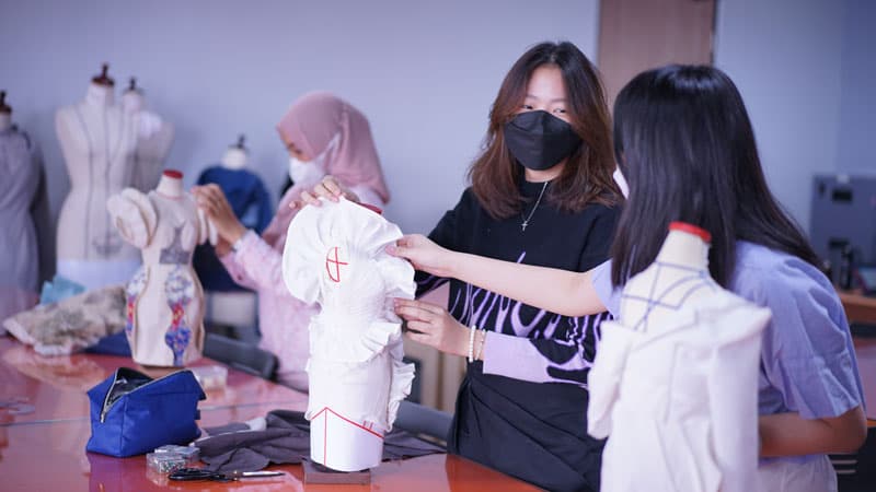 Sales Marketing 4 Rekomendasi Pekerjaan untuk Lulusan SMA 9 Sales Marketing