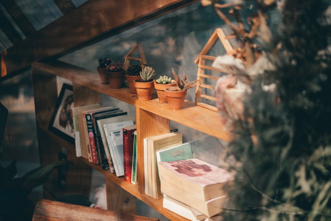 6 Rekomendasi Rak Buku Minimalis Modern yang Fungsional 